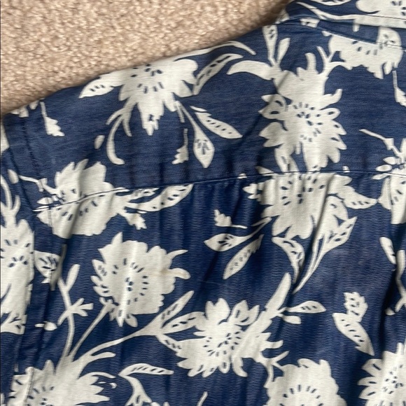 Old Navy Blue and White Floral Casual Button Down Shirt - Picture 4 of 4